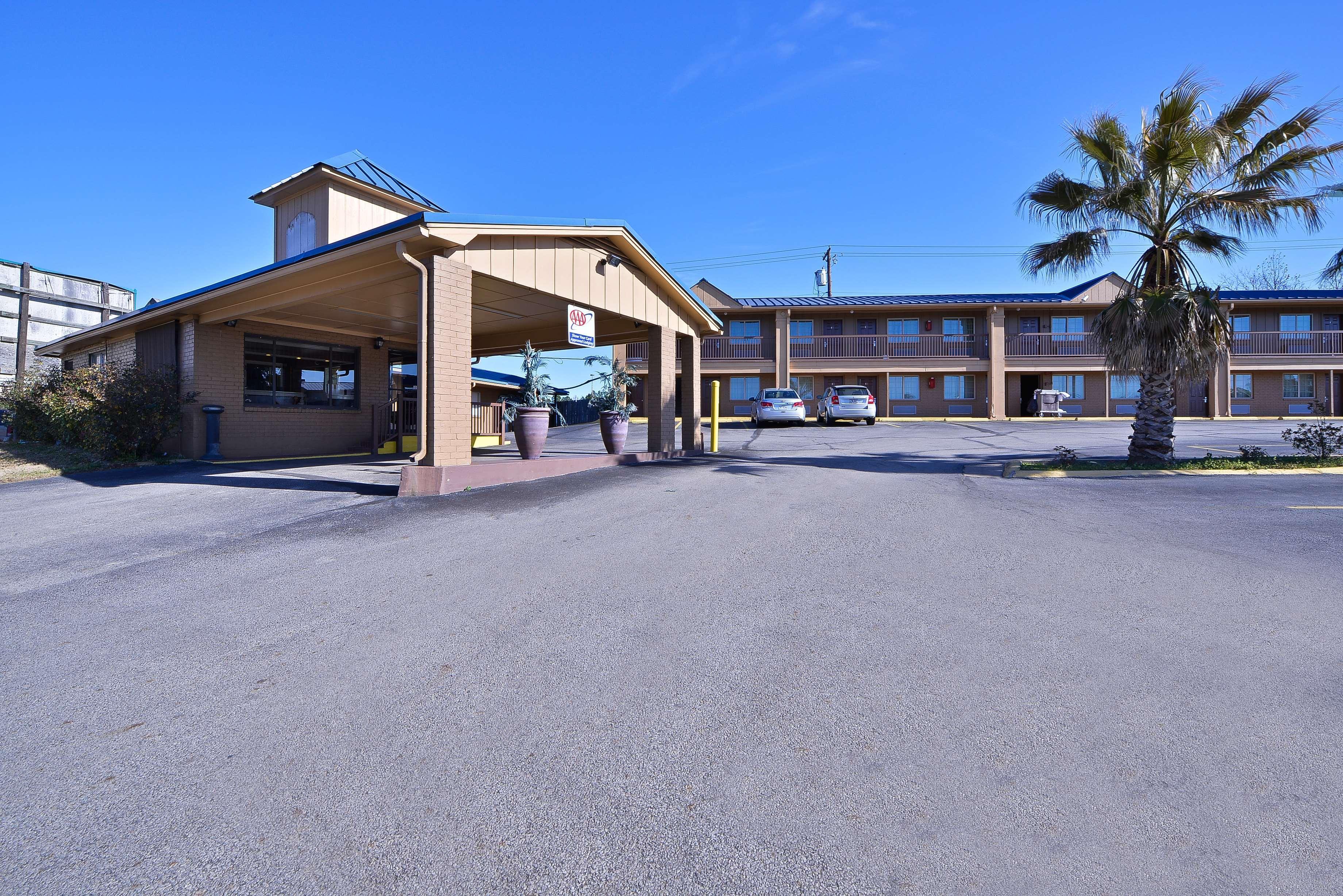 Xecutive Inn And Suites Center Exterior foto